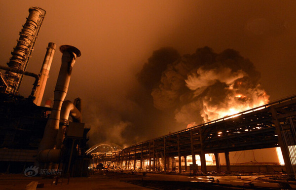 福建古雷PX化工厂爆炸油罐烧了一天一夜,2015年4月6日18点55分左右古雷PX化工厂产生大爆炸，这是建厂以来第二次爆炸。
